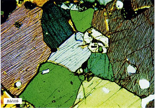 Bild III. Två "basiska" bergarter, a) diabas med väl inväxta mineral och b) amfibolit som bildats genom omkristallisation och har fått en mycket "lucker" textur som ger dåliga mekaniska egenskaper. Tunnslip. Förstoringar ca 100 gånger resp. 50 gånger, polariserat ljus.