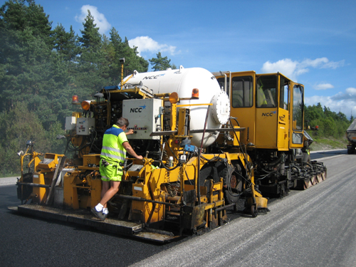Bild 12:24 a) Repavingutrustning CUTLER: Repaving av körbana 13-metersväg. Kapacitet 12.000 m2/skift.