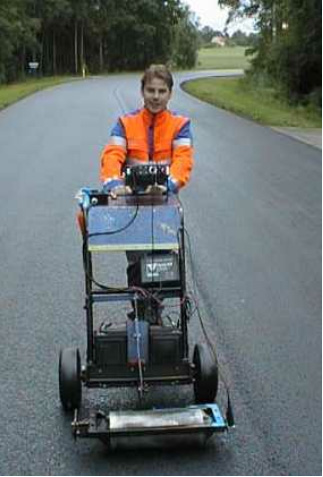 Bild 13:4 Apparatur för rullande densitetsmätning, Density on the road (DOR)